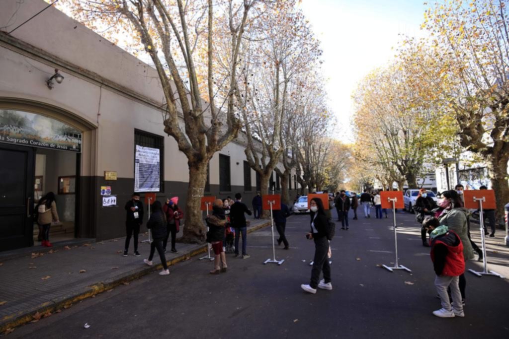 Entre el frío y la pandemia, los peruanos votaron en La Plata
