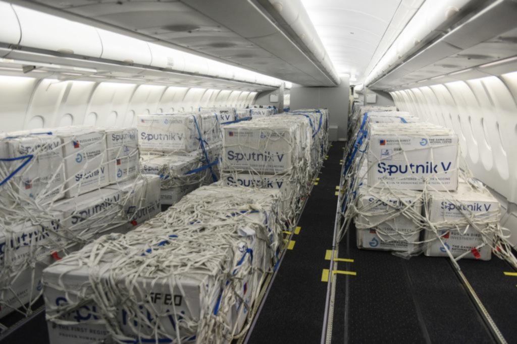 Sale el vuelo que traerá al país el principio activo de la vacuna Sputnik V