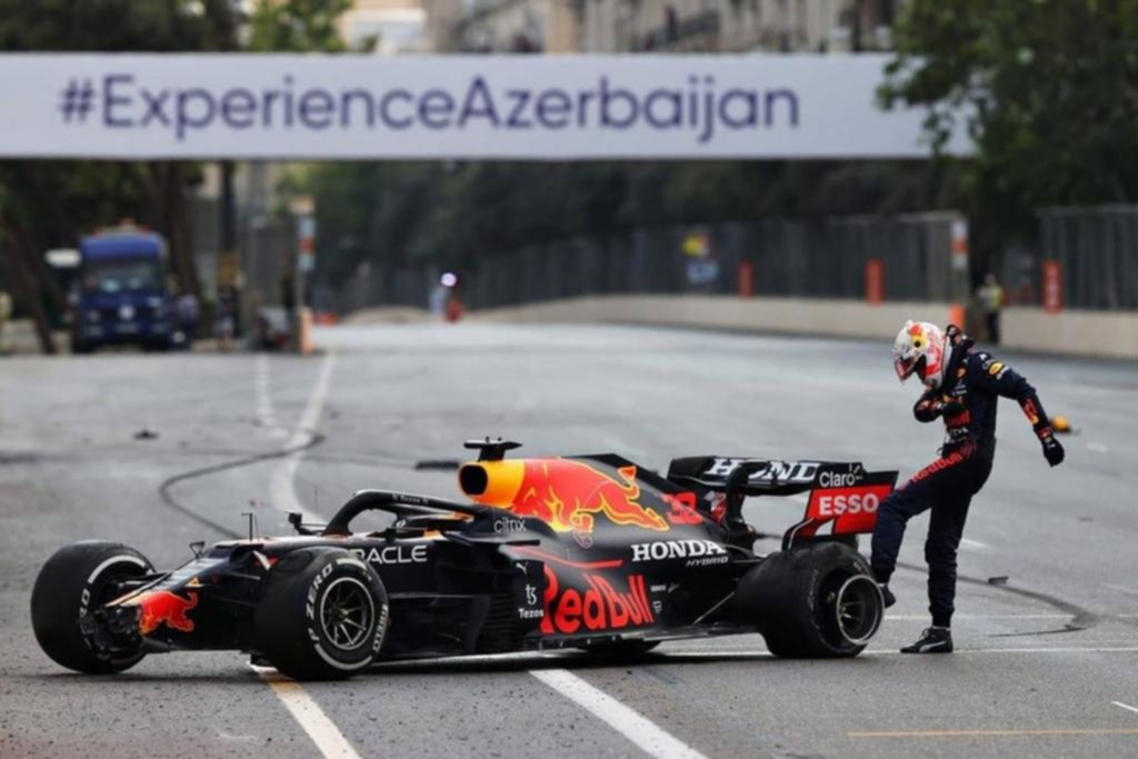 Checo Pérez sacó provecho del caótico final en Azerbaiyán