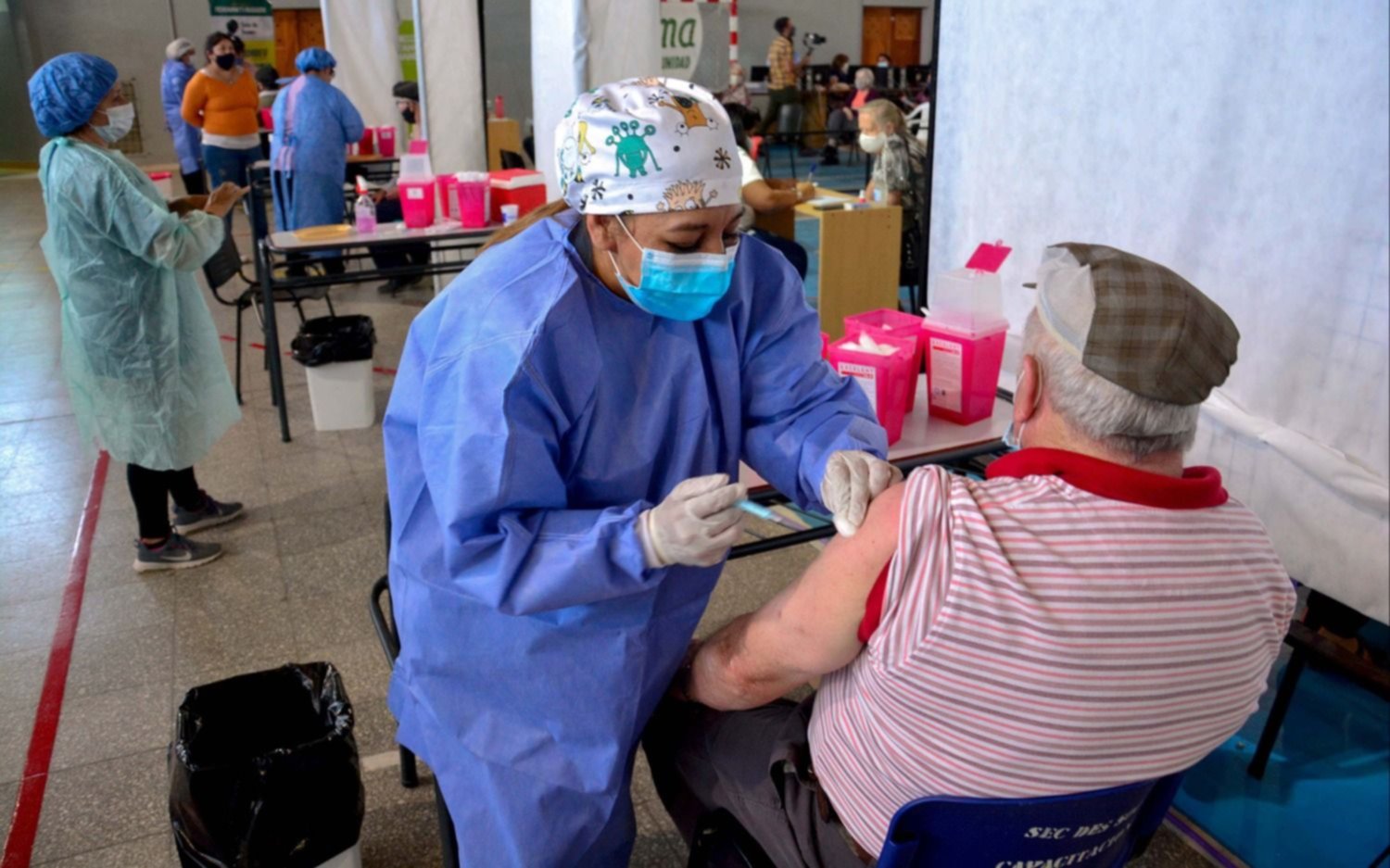 Unas 125 mil personas vacunadas igual contrajeron COVID y 3.141 fallecieron
