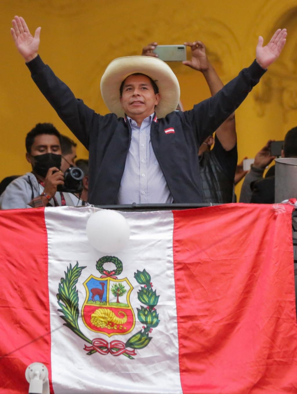 Los candidatos pelean voto a voto el ballotage en Perú