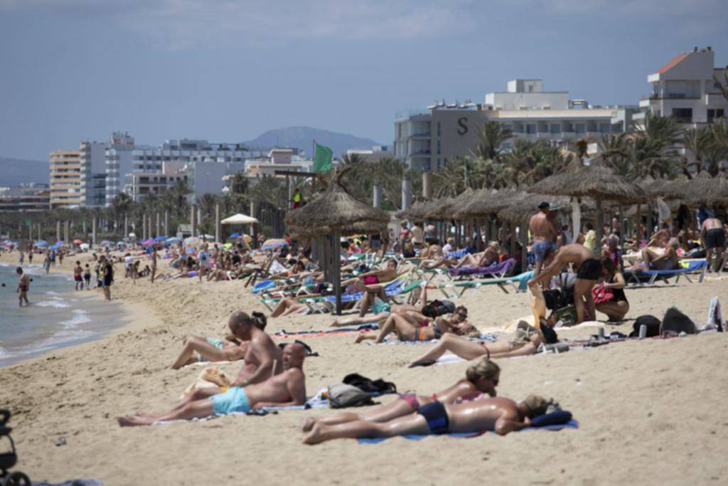 España reabrió sus playas a los turistas ya vacunados