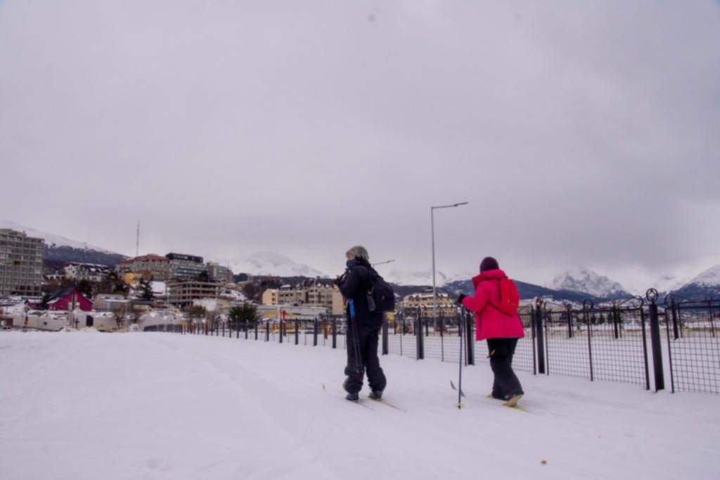 En Ushuaia nevó tanto que esquían en medio de la Ciudad