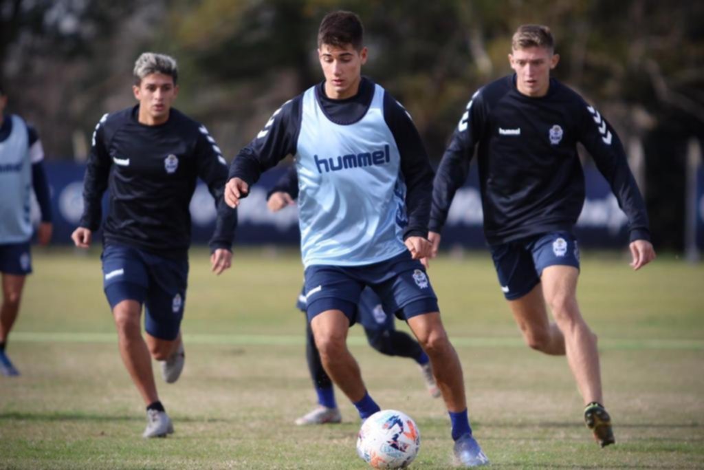 El plantel con nueva indumentaria