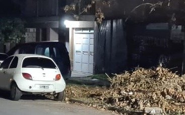 Golpean a una enfermera para robarle la cartera cuando esperaba un micro para ir a trabajar
