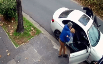 Le quisieron robar el auto y les pidió a los ladrones que "por favor" lo dejaran bajar a su bebé