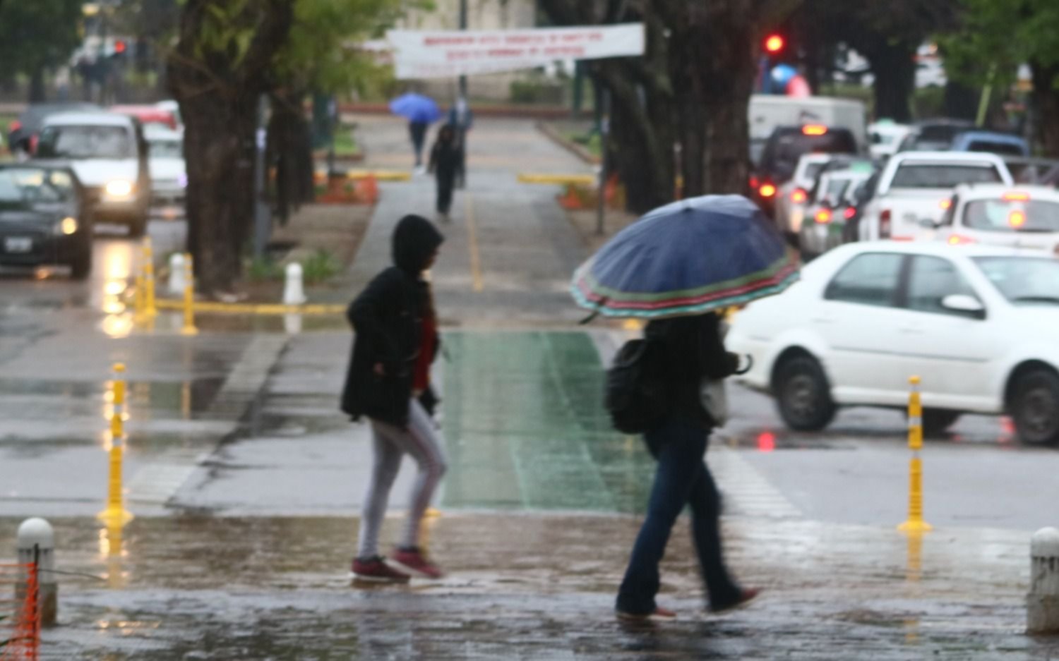 La lluvia se adelantó y podría quedarse todo el día en La Plata