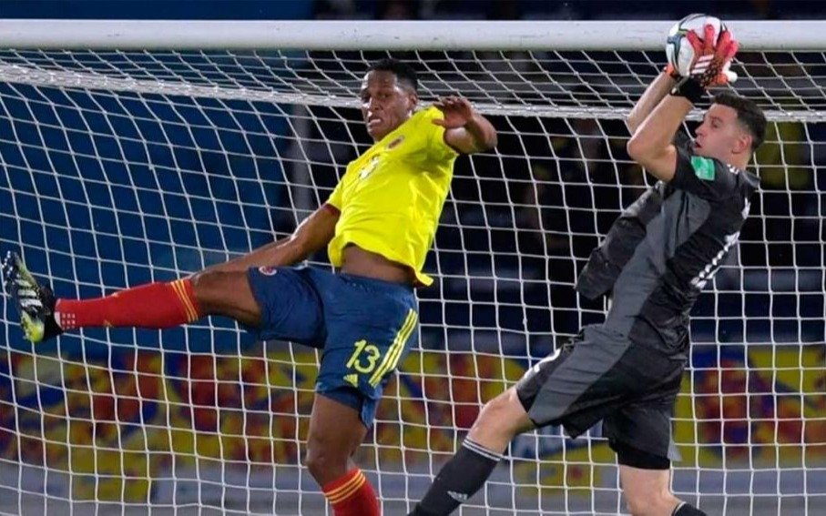 Lo que dijo Emiliano Martínez sobre el golpe que lo sacó del partido