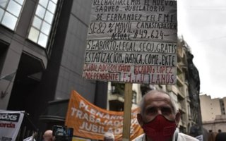 Reclamo de jubilados en Plaza de Mayo: "La mínima es de $23.045, así no se cuida a los adultos mayores"