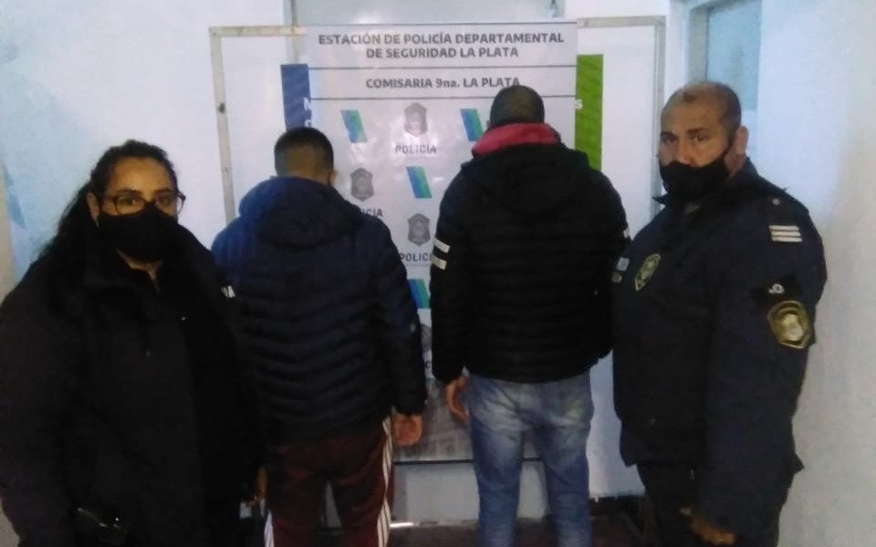 Detienen a dos motochorros luego de que arrebataran carteras en el centro platense
