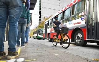 En pandemia, los platenses usan menos transporte público y más auto, bicicleta o caminatas