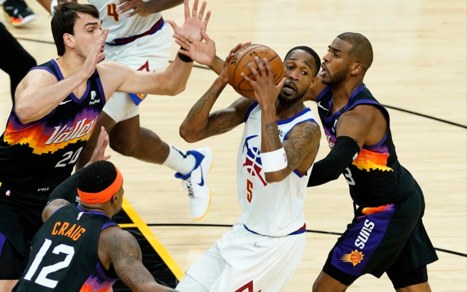 Los Suns humillan a los Denver Nuggets por 123-98 y se ponen por delante 2-0