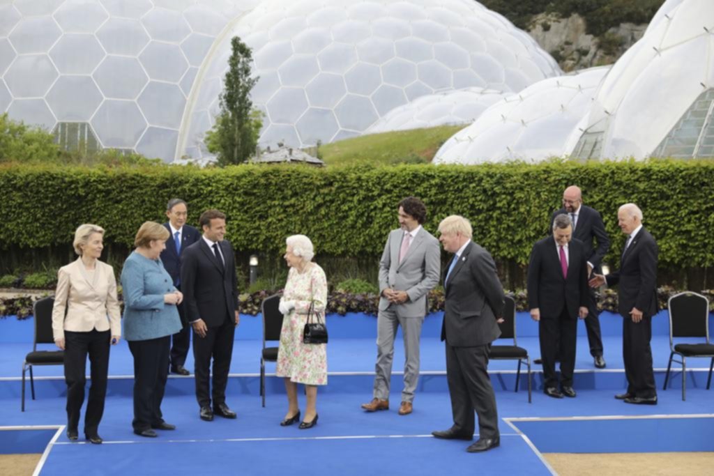 La reina Isabel, con los líderes del G7 antes de una cena de gala