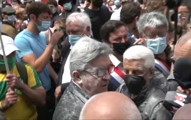 Tras el cachetazo a Macron, ahora arrojaron harina al rostro de líder izquierdista francés