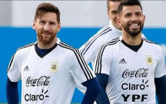El picante mensaje que Agüero mandó a las redes mientras hablaba Messi