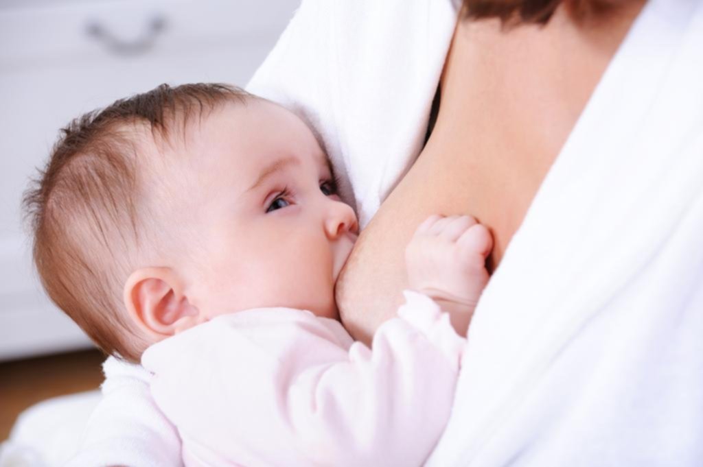 La lactancia materna, para poner en guardia a los bebés