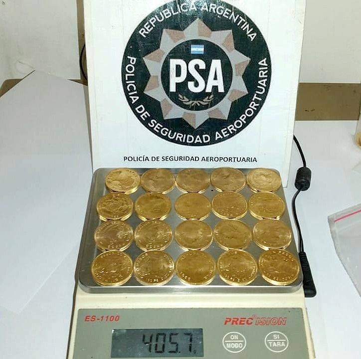 Lo descubren llevando 107 monedas de oro valuadas en más de $20 millones en el equipaje de mano