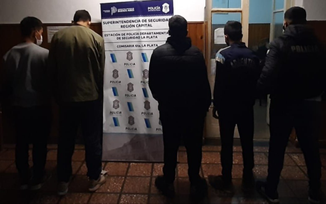 Salvaje robo en Tolosa: más de 20 ladrones intentaron desvalijar una camioneta, le pegaron al conductor y agredieron a la Policía