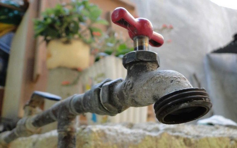 El calvario de una docente de Tolosa al cumplir el quinto día sin agua: “Estamos desesperados”