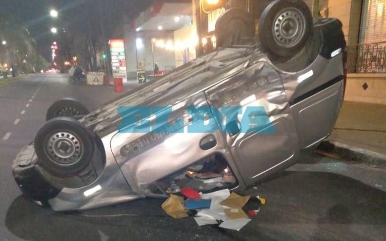 Susto en la zona de Plaza Moreno por un triple choque y vuelco