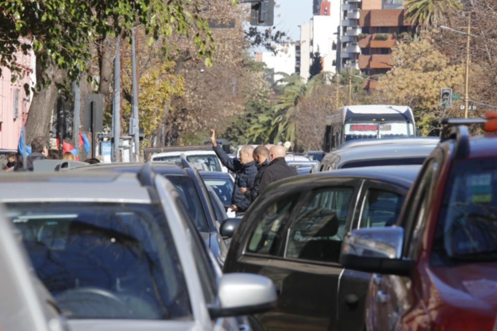 Con la vuelta al cole regresó otro clásico platense: la doble fila y el caos vial interminable