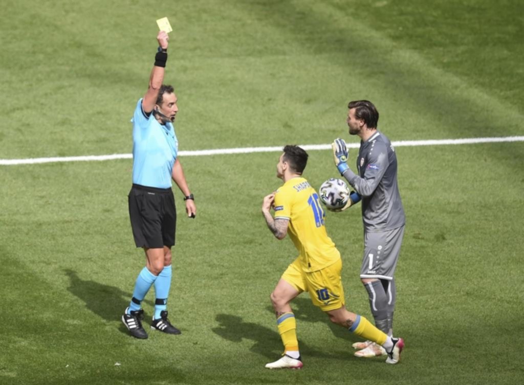 Rapallini sacó un “aprobado” en su histórico estreno como árbitro en la Eurocopa 20/21