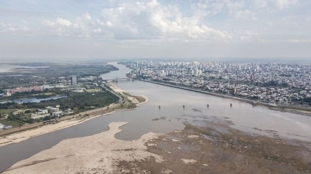 Histórica bajante del Río Paraná y advierten sobre el peligro de cruzarlo a pie o en auto