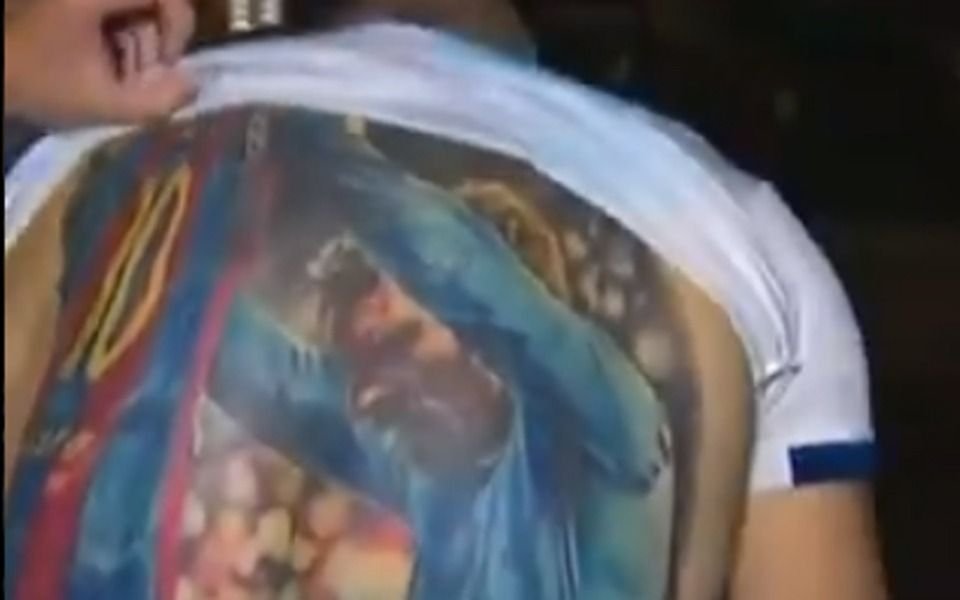 Un brasileño mostró un enorme tatuaje de Lionel Messi en su espalda