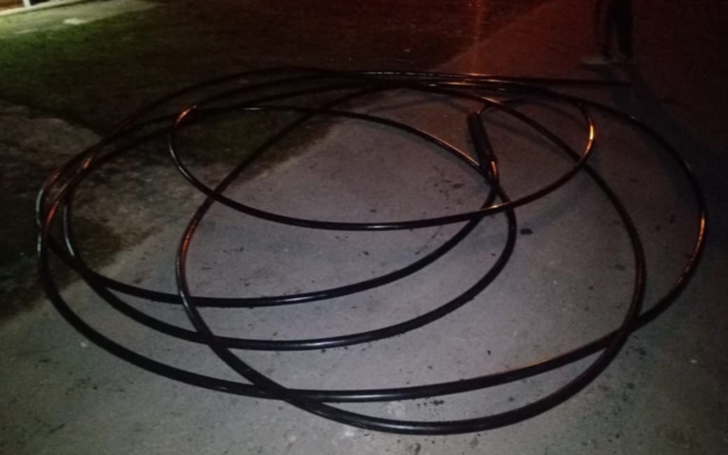 Los Hornos: los atraparon in fraganti cuando intentaban llevarse 50 metros de cableado telefónico