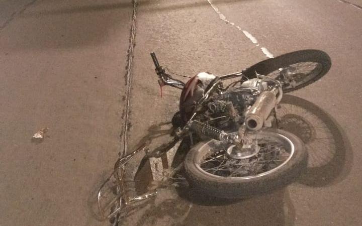Dos jóvenes murieron tras derrapar y chocar con su moto contra un poste, en 44 y 145