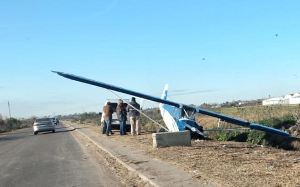 Una avioneta tuvo que aterrizar de emergencia a metros de la Autopista