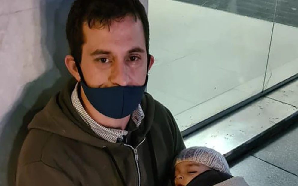 La foto de Facebook que le cambió la vida a un padre que pedía limosnas en la calle junto a su bebé