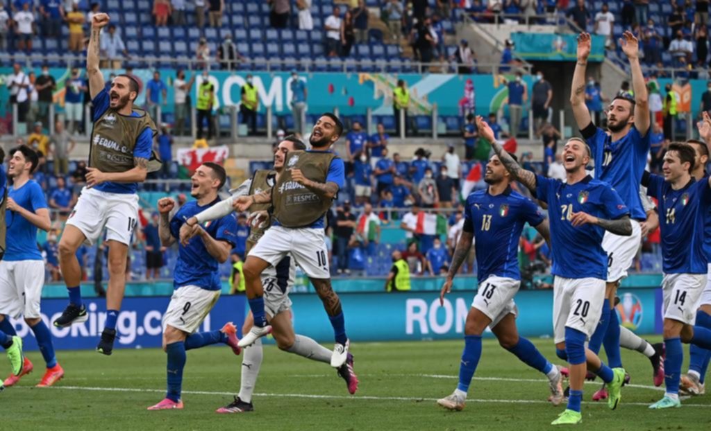 Italia se clasificó a octavos, puntero y con récord incluido