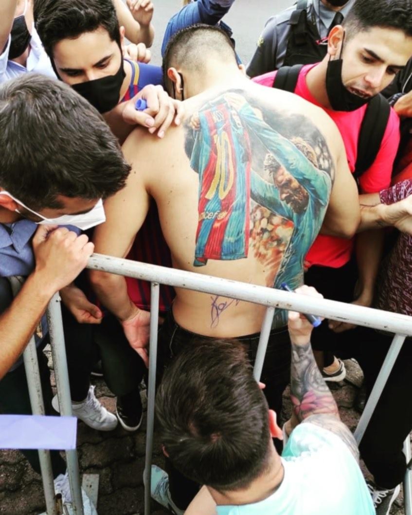 Messi le firmó un gran tatuaje a un hincha brasileño