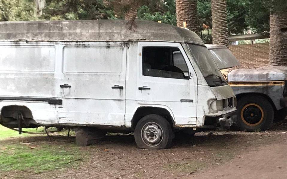 Denuncian que hay autos abandonados en la República de los Niños