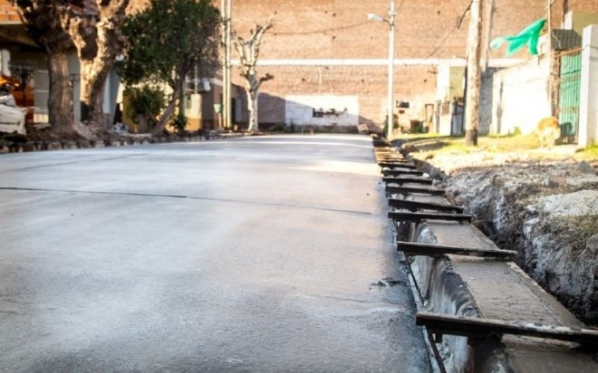 Continúan las obras del plan de asfaltos en Quilmes Oeste 