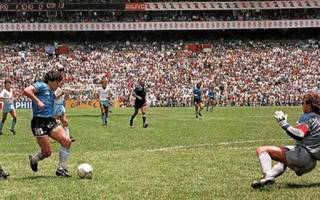 "Arranca por la derecha el genio del fútbol mundial"... A 35 años del gol de Diego a los ingleses