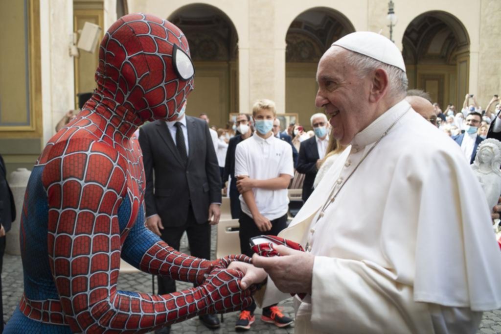 En el Vaticano, el papa Francisco se encontró con el Hombre Araña