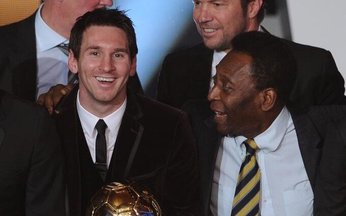 Pelé felicitó a Messi "Continúe haciendo sonreír al mundo del fútbol" 