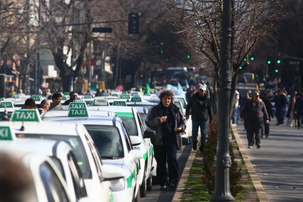 Taxistas van con todo contra Uber: piden bloquearla y fuertes multas a los choferes