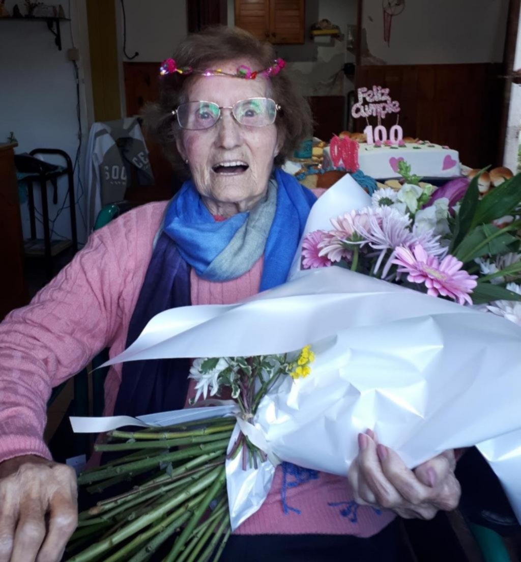 Sara, la fanática de Independiente que cantó los cien y la saludó hasta Bochini