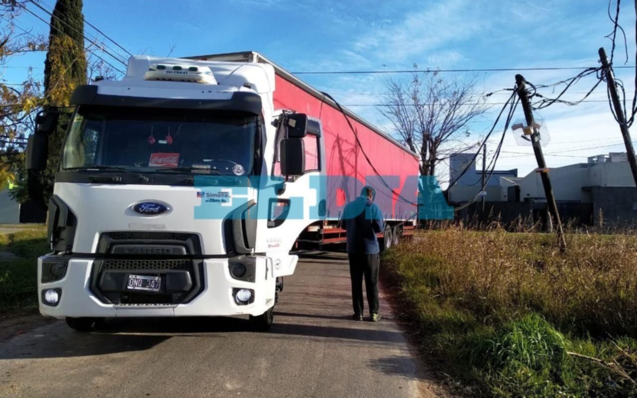 Un camión tiró tres postes de luz y dejó sin luz varias horas un barrio de Los Hornos