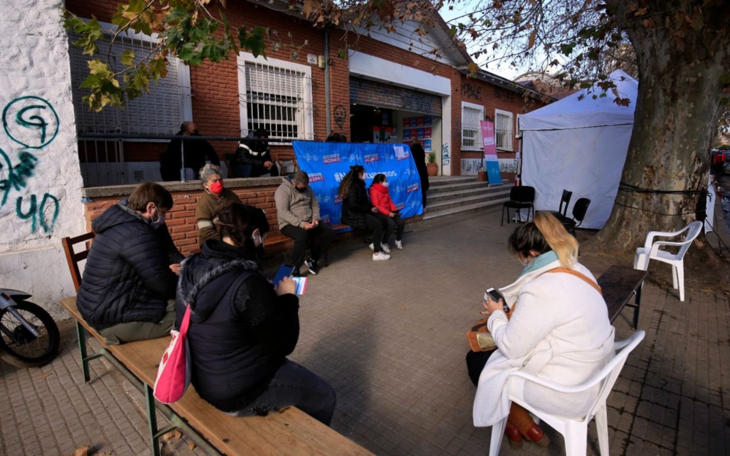 Vacunan sin turno a mayores de 50 años y a embarazadas desde mañana en la Provincia