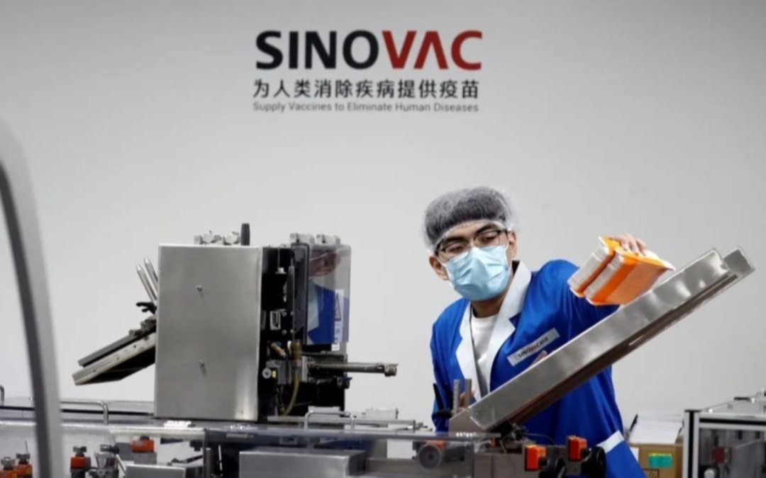 Ponen en duda la eficacia de vacunas chinas Sinovac y Sinopharm por brotes y cuadros graves