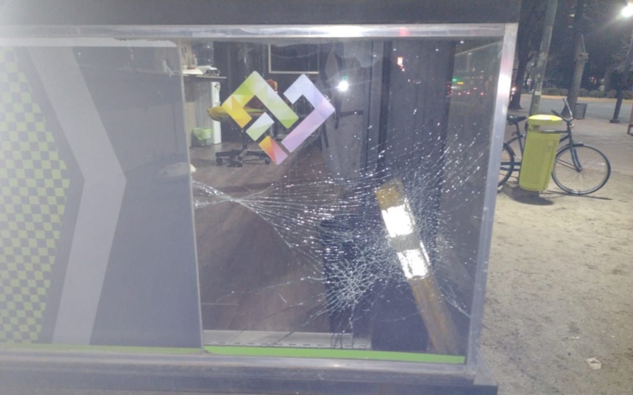 Se enojó porque un policía tardó en buscar un teléfono y agarró a patadas la garita de 7 y 51: preso