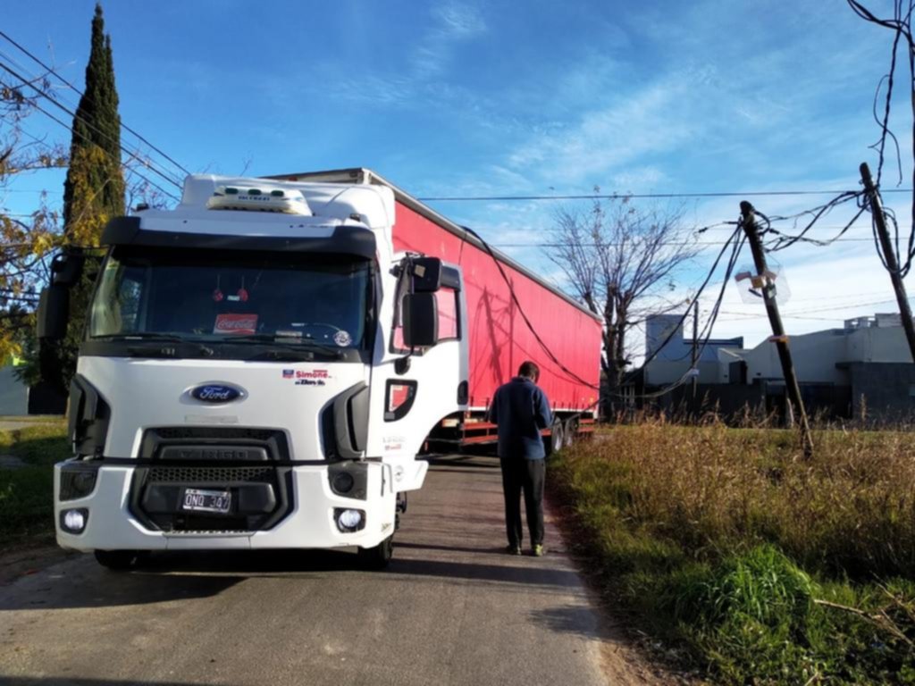 Un camión derribó tres postes y dejó sin luz a todo un barrio
