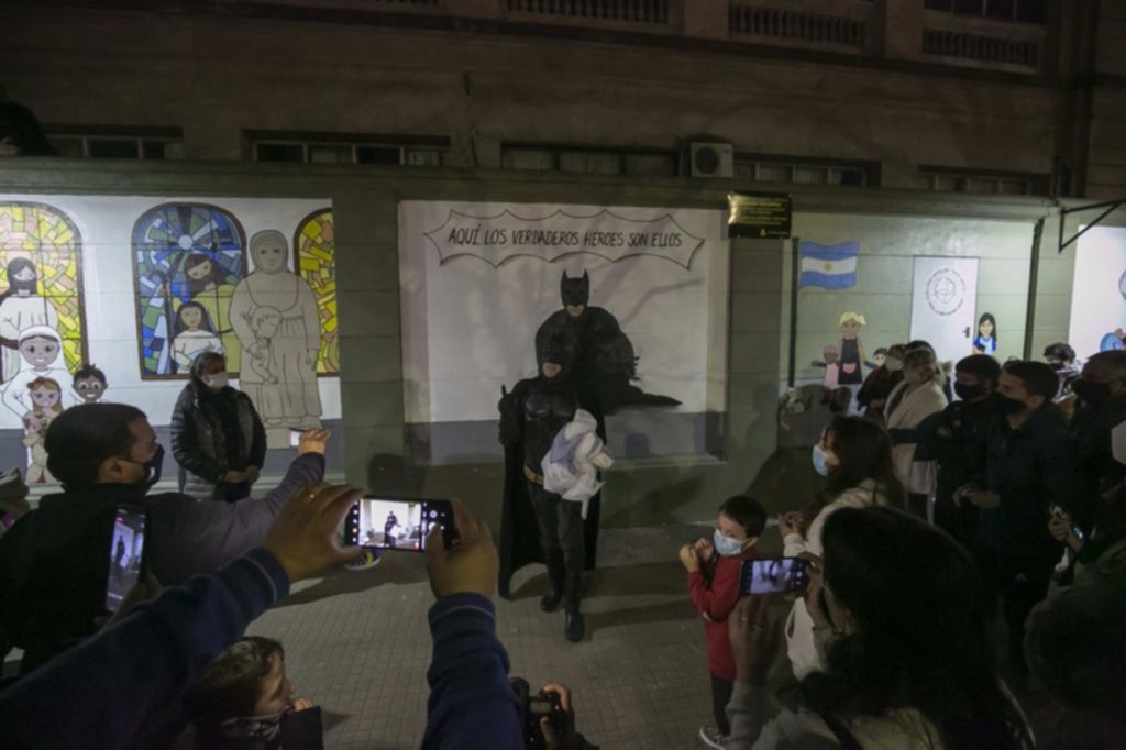 Con nuevos murales, el Batman Solidario destacó el esfuerzo del personal del Hospital de Niños