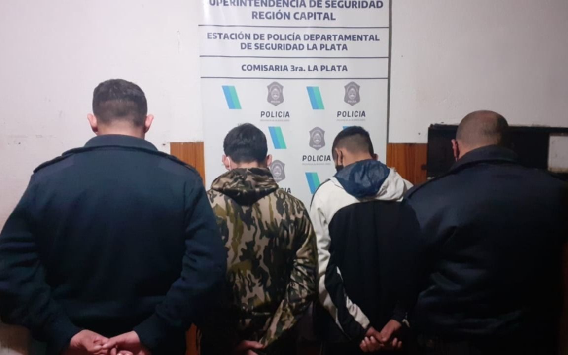 Agreden en Los Hornos a policías que detuvieron a dos menores por el robo de una moto