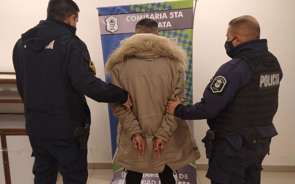 Tras una persecución, lo detienen acusado de robar una moto e intentar asaltar un supermercado