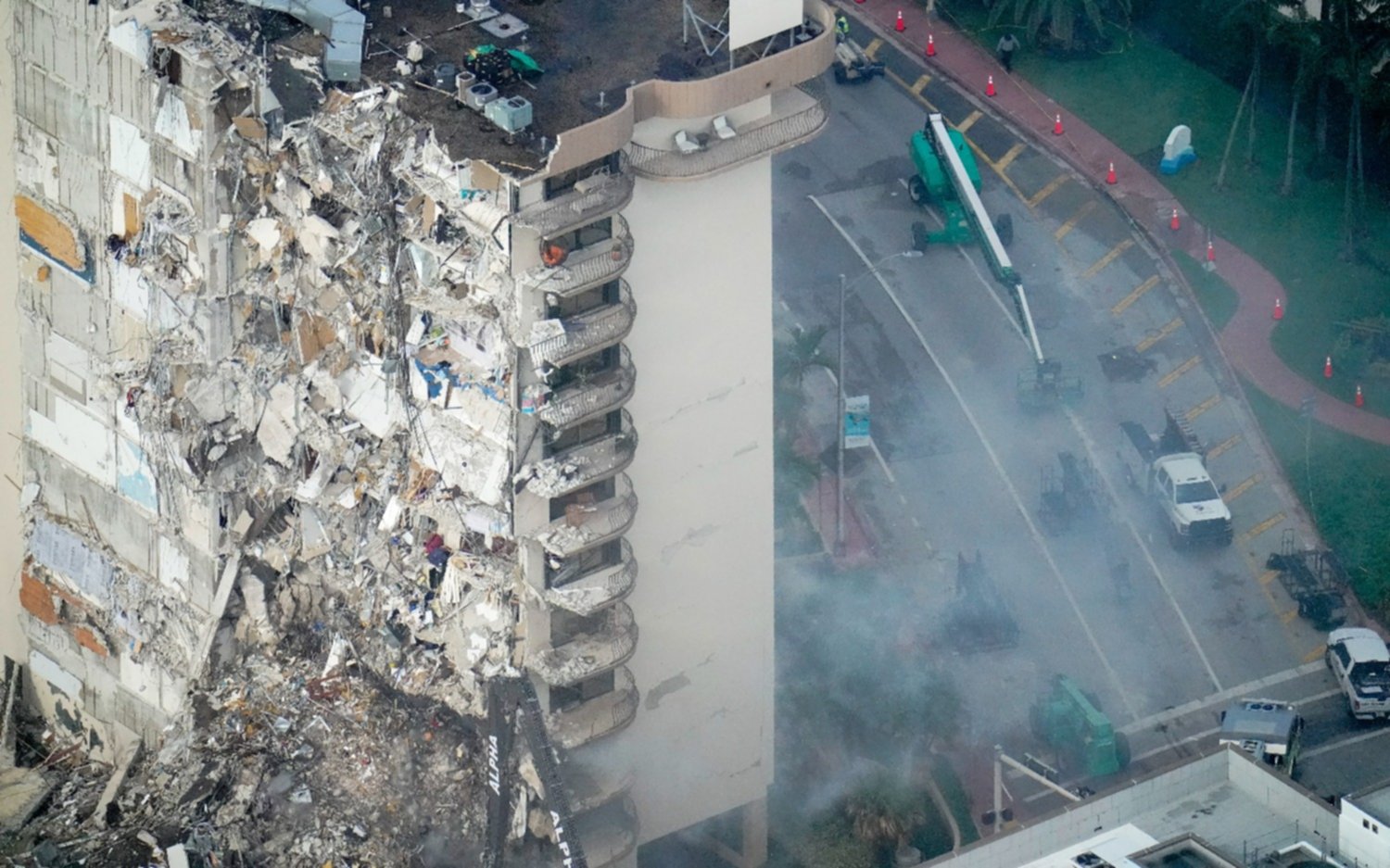 Derrumbe en Miami: un incendio dificulta el rescate de los sobrevivientes